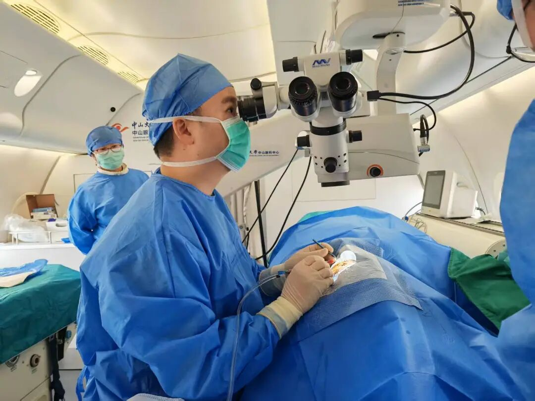 中山大学中山眼科中心在国产C909医疗飞机上成功实施首例飞机复明手术